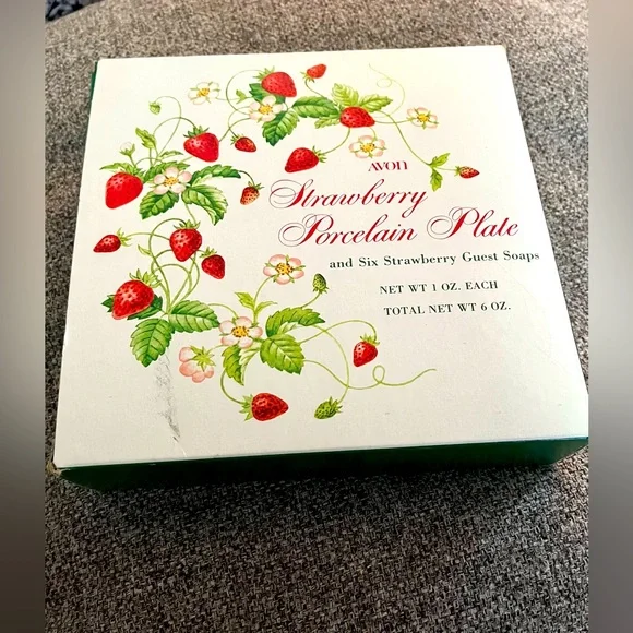 Vintage Strawberry Porcelain 22k Gold Trim Plate with strawberry bath soaps‎ - Picture 9 of 11